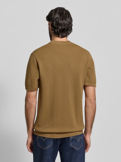 Männermodel trägt Regular Fit T-Shirt aus reiner Baumwolle von MCNEAL in Braun mit Strukturmuster, gerippte Abschlüsse, Ganzkörperansicht Rückansicht.