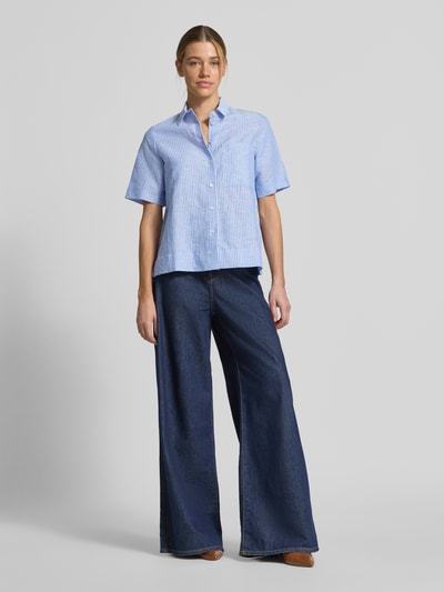 Frauenmodel trägt Regular Fit Leinenbluse mit Hemdblusenkragen von Christian Berg Woman, hellblau, feine Streifen, reine Leinen, Knopfleiste, Rückenlänge bei Größe 36: 61 cm, Ärmellänge bei Größe 36: 28 cm, Ganzkörperansicht von vorne.