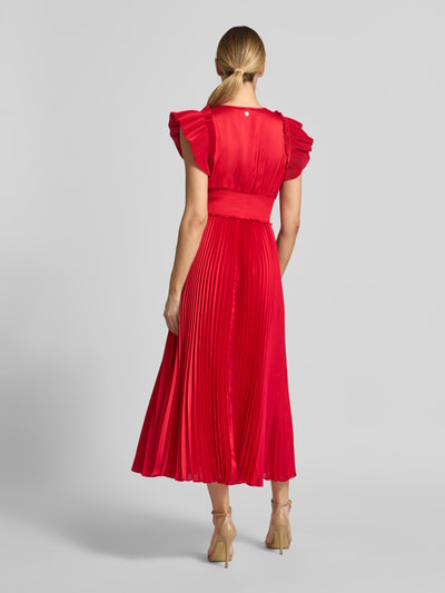 Frauenmodel trägt Midikleid mit Plisseefalten Modell 'Dilia' von JOOP!, Satin, taillierter Schnitt, Rundhalsausschnitt, Ganzkörperansicht Rückansicht.