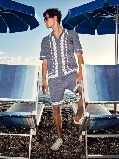Männermodel trägt Straight Fit Shorts mit Lochmuster von JAKE*S STUDIO MEN in Strick-Optik, elastischer Bund mit Tunnelzug, Ganzkörperansicht von vorne.
