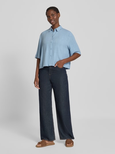 Vrouwenmodel draagt Bluse mit Kentkragen und Knopfleiste van Jake*s Casual in lichtblauw, loose fit, 3/4-mouw, vooraanzicht, ganzkörperansicht van voren.
