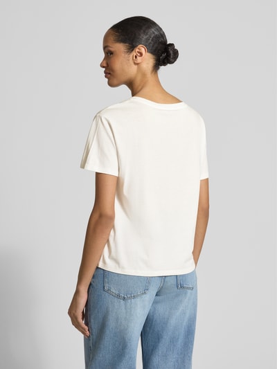 Frauenmodel trägt Regular Fit T-Shirt mit Strasssteinbesatz von monari aus Reiner Baumwolle, Kurzärmelig, Rückansicht, Rückenlänge 55 cm, Größe 36.