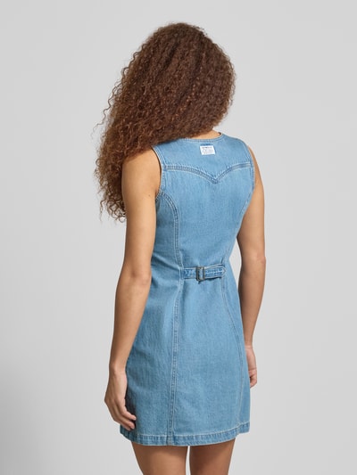 Vrouwenmodel draagt Figurbetontes Jeanskleid aus reiner Baumwolle van Levi's®, denimlook, nauw aansluitend, minilengte, labelapplicatie, steekzakken, mouwloos, recht, puur katoen. Ganzkörperaanzicht achteraan.