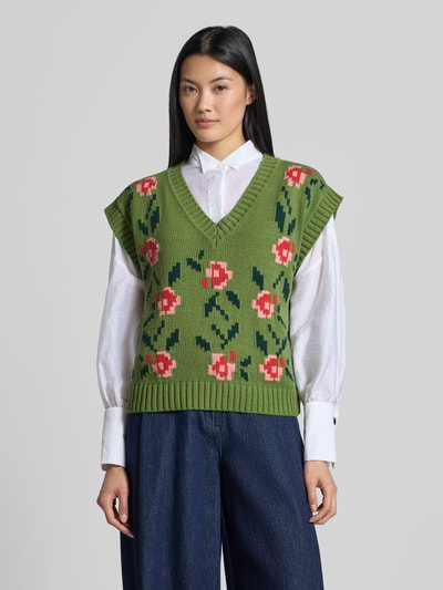 Vrouwenmodel draagt Loose Fit spencer van katoenmix model 'ALAMARO' van Weekend Max Mara, groen met bloemenmotief, Ganzkörperansicht von vorne.