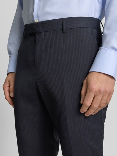 Männermodel trägt Regular Fit Anzughose aus reiner Schurwolle Modell 'H-GENIUS-263' von BOSS, dunkelblau, Nadelstreifen-Muster, Nahaufnahme Oberkörper.