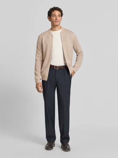 Männermodel trägt Slim Fit Strickjacke aus Baumwoll-Mix mit Stehkragen von Christian Berg Men, Beige, Zweiwege-Reißverschluss, Ganzkörperansicht von vorne.