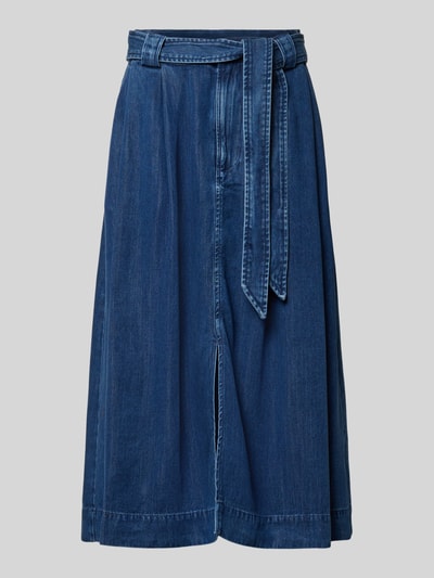 Produktfoto, Jeansrock mit Bindegürtel Modell 'Koda' von MOS MOSH aus reinem Lyocell in A-Linie, Midirock, blauer Denim, Gehschlitz, strukturierte Oberfläche.