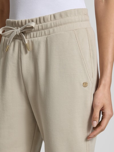 Vrouwenmodel draagt Regular Fit Sweathose uit katoenmix van JOOP! in beige met trekkoord en zijzakken, detailopname taille, Dames