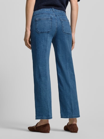 Männermodel trägt Jeans in verkürzter Passform von Christian Berg Woman aus bawełna z domieszką stretchu, prosty krój, kieszenie, zamek i guzik, jeans niebieski, szerokość w rozmiarze 36/28: 36 cm, długość nogawki od wewnątrz: 67 cm, widok całej sylwetki z tyłu