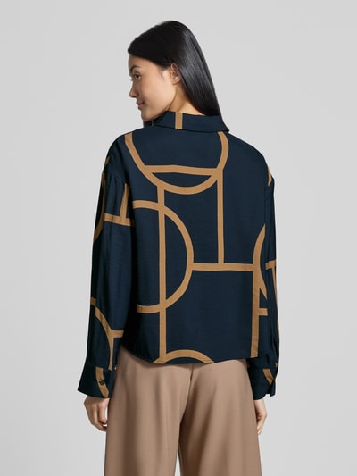 Vrouwenmodel draagt blouse met lange mouwen van viscosemix met abstract patroon in blauw en bruin, Loose Fit Langarmbluse aus Viskose-Mix Modell 'Fordoa' van OPUS, Dames, volledige achterkantaanzicht