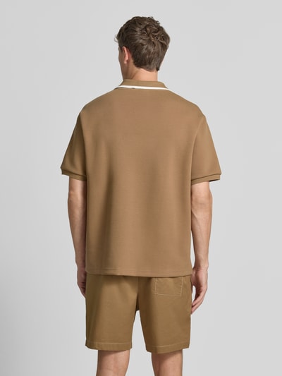 Männermodel trägt Loose Fit poloshirt van Lacoste in lichtbruin met geribbelde kraag en mouwen, heren, ganzkörperansicht rückansicht.