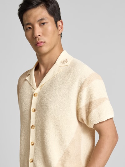 Männermodel trägt Relaxed Fit Freizeithemd in Strick-Optik von Don’t Waste Culture aus Baumwoll-Mix, beige Töne, Nahaufnahme Oberkörper.