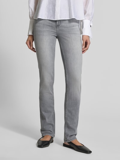 Frauenmodel trägt Slim Fit Jeans aus Baumwoll-Mix Modell 'JOYCE' von Cars Jeans, 5-Pocket-Design, grau, Ganzkörperansicht von vorne. Damen Jeans von Cars Jeans, Baumwoll-Elasthan-Mix, Slim Fit, Knopf- und Reißverschluss, Bundweite 33 cm, Innenbeinlänge 78 cm.