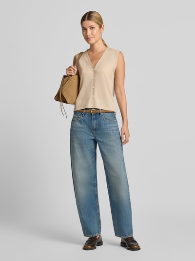 Kobiece model nosi Regular Fit kamizelkę z czystej wełny model 'LALBATA' od MM by Max Mara, jasnobeż, gładka tekstura, całopostaciowe ujęcie z przodu