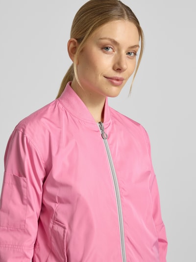 Modelka kobieca ma na sobie różową Regular Fit Bomberjacke mit Stehkragen Modell 'Brooklyn' od Frieda & Freddies, zamek, kieszenie, elastyczne wykończenia, długość pleców w rozmiarze 36: 59 cm, szerokość ramion w rozmiarze 36: 44 cm, szerokość w biuście w rozmiarze 36: 52 cm, długość rękawa w rozmiarze 36: 51 cm, gładka tekstura, zbliżenie na górną część ciała, widok z przodu