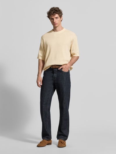 Männermodel trägt Regular Fit T-Shirt aus reiner Bio-Baumwolle Modell 'MATTIS' von SELECTED HOMME, Optik: Unifarben, Ganzkörperansicht von vorne