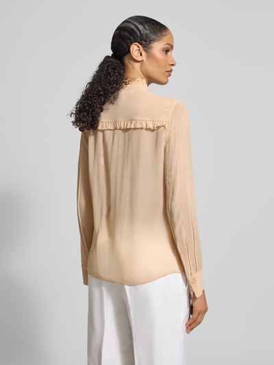 Frauenmodel trägt Regular Fit Bluse aus Seide mit Rüschen von HERZENS in Beige, leicht strukturierte Textur, Ganzkörperansicht Rückansicht.
