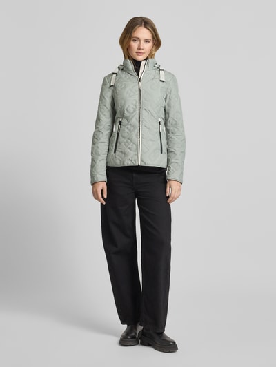 Vrouwenmodel draagt Jacke met Stehkragen und Reißverschlusstaschen van Gil Bret in lichtgroene katoen, getailleerde fit, kap met tunnelkoord, weerbescherming, ritssluitzakken, lengte 61 cm, schouderbreedte 37 cm, borstwijdte 50 cm, mouwlengte 64 cm; volledige vooraanzicht