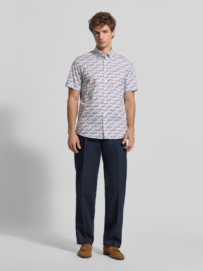 Męski model nosi Slim Fit Freizeithemd mit Button-Down-Kragen od bugatti, bawełna, krój slim fit, wzór na całej powierzchni, długość tyłu w rozmiarze M: 76 cm, szerokość ramion w rozmiarze M: 46 cm, długość rękawów w rozmiarze M: 24 cm, widok całej sylwetki z przodu.