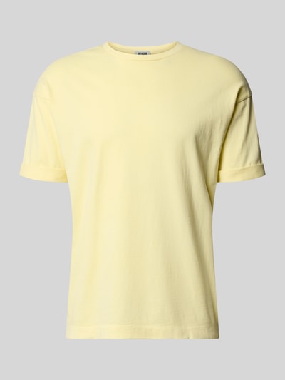 Produktfoto, T-Shirt mit Ärmelaufschlag und Rundhalsausschnitt von Drykorn, Herren T-Shirt aus Reine Baumwolle, Regular-Fit, Rückenlänge 70 cm in Größe M, sanftes Gelb, glatte Struktur