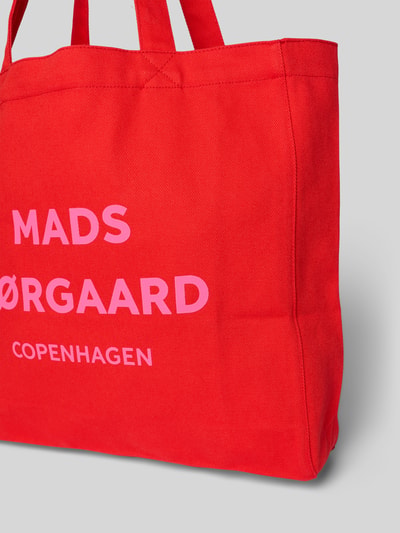 Produktfoto, Shopper aus Baumwolle mit Logo Modell 'Boutique Athene' von MADS NØRGAARD in kräftigem Rot mit rosa Schrift, strukturierte Oberfläche, Tragehenkel und offenem Hauptfach aus reiner Baumwolle, Maße: 39x32x10 cm, Schulterriemen 61 cm.