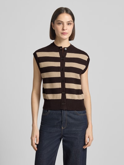 Frauenmodel trägt Regular Fit Weste in Strick-Optik Modell 'Lydisy' von Drykorn aus Reine Baumwolle mit Knopfleiste, elastische Abschlüsse, gestreiftes Muster in Beige und Dunkelbraun, Rückenlänge bei Größe S: 50 cm, Ganzkörperansicht von vorne.