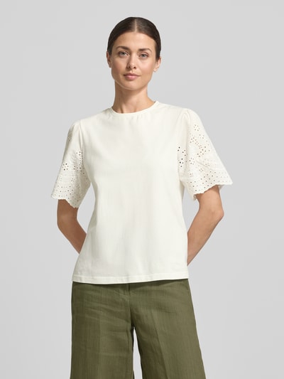 Frauenmodel trägt Damen T-Shirt mit Lochstickerei Modell 'LEX' von YAS, Reine Baumwolle, Regular-Fit, Rundhalsausschnitt, Rückenlänge 56 cm in Größe S, Ganzkörperansicht von vorne.