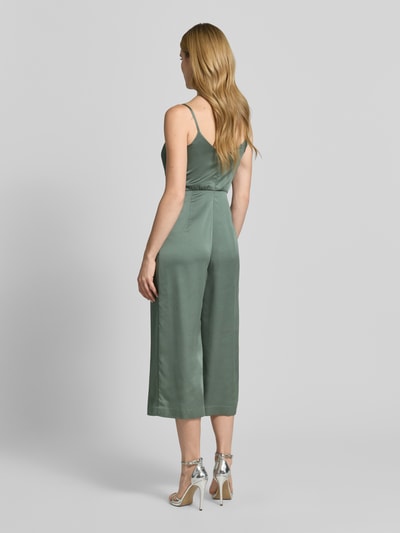 Kobiece model prezentuje Jumpsuit aus Satin mit Wasserfall-Ausschnitt od Jake*s Cocktail, satyna, kolor zielony, fason skrócony, ramiączka spaghetti, długość tyłu w rozmiarze 36: 25 cm, szerokość w rozmiarze 36: 28 cm, długość całkowita w rozmiarze 36: 114 cm, długość wewnętrzna nogawki w rozmiarze 36: 56 cm, widok całej sylwetki z tyłu.