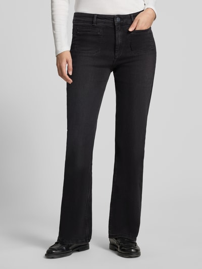 Frauenmodel trägt Straight Fit Jeans aus Baumwoll-Mix von Christian Berg Woman in Schwarz mit Eingriff- und Gesäßtaschen, Nahaufnahme Oberkörper.