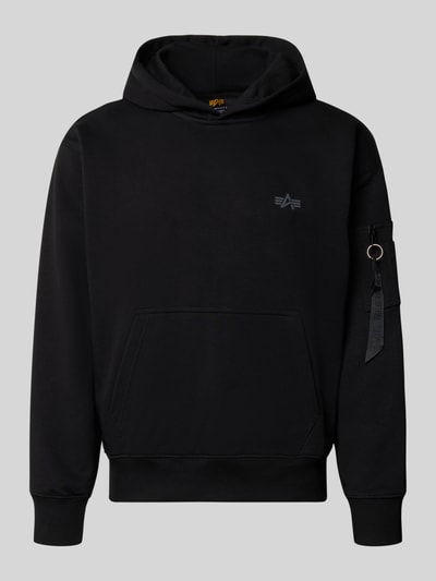 Produktfoto, czarny Hoodie mit Label-Print von Alpha Industries z mieszanki bawełny, luźny krój, kieszeń kangurka, wykończenia prążkowane, kieszeń na piersi z zawieszką z logo, długość tyłu 70 cm, długość rękawów 60 cm