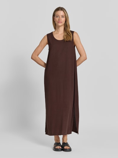 Frauenmodel trägt Midikleid aus Viskose-Leinen-Mix Modell 'Lavisco' von FREE/QUENT in Braun mit A-Linie, Rundhalsausschnitt, Ganzkörperansicht von vorne. Rückenlänge bei Größe S: 128 cm, Brustweite bei Größe S: 51 cm.