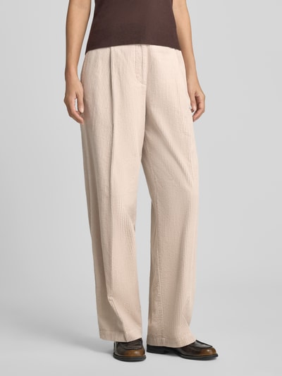 Frauenmodel trägt Loose Fit Cordhose aus reiner Baumwolle mit Bundfalten von Marc O'Polo, beige, breite Beine, Ganzkörperansicht von vorne, Damen Cordhose.