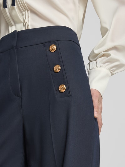 Frauenmodel trägt Wide Fit Stoffhose mit Viskose-Anteil von Christian Berg Woman Selection, Dunkelblau, Ziersteinbesatz, Nahaufnahme Hüfte.