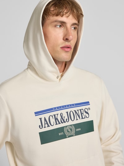Männermodel trägt Hoodie mit Label-Print Modell 'FREDERIKSBERG' von JACK & JONES, Baumwoll-Mix, Nahaufnahme Oberkörper.