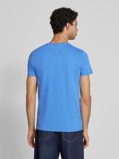 Männermodel trägt Regular Fit T-Shirt aus reiner Baumwolle von Tommy Jeans, Optik: Unifarben, Jersey, Ganzkörperansicht Rückansicht.