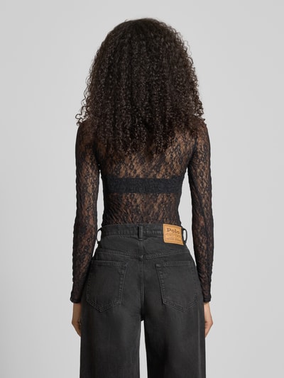 Vrouwenmodel draagt Slim Fit Body met Kant Model 'DULIETTA' van HUGO, semi-transparante look, mesh-verwerking, lange mouw, Ganzkörperansicht Rückansicht.