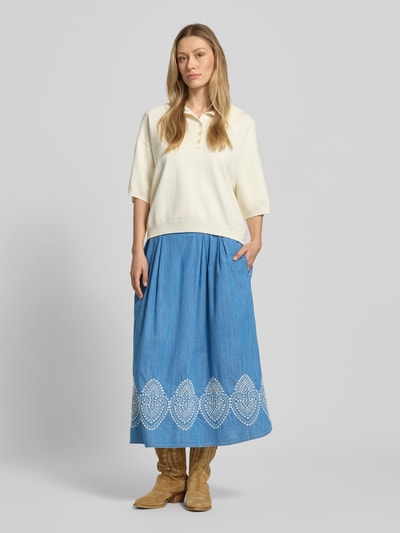 Frauenmodel trägt Midirock in Denim-Optik mit Stitchings von More & More aus Baumwoll-Lyocell-Mix, A-Linie, Ganzkörperansicht von vorne.