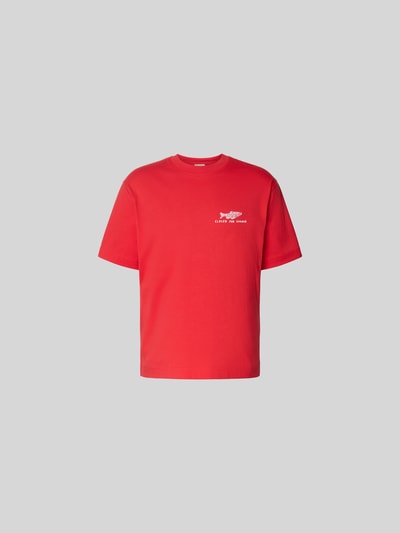 Produktfoto, Regular Fit T-Shirt mit Statement-Print von Closed in Rot, reine Baumwolle, Rundhalsausschnitt, kurzärmelig, Rückenlänge 71 cm bei Größe M