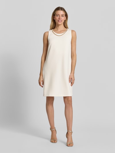Vrouwenmodel draagt Relaxed Fit jurk met viscose van ROBE LÉGÈRE in knielengte, ronde hals, mouwloos design, siergarnering, elastische materiaalmix, kleur effen licht, geheel vooraanzicht.