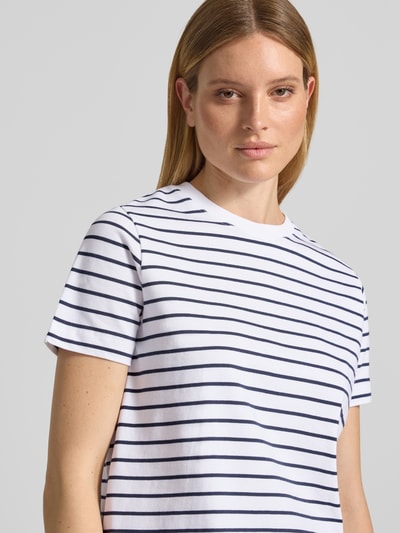 Vrouwenmodel draagt T-shirt met ronde hals model 'CAMINO' van Samsøe Samsøe, puur katoen, regular fit, ruglengte maat S 58 cm, close-up bovenlichaam.