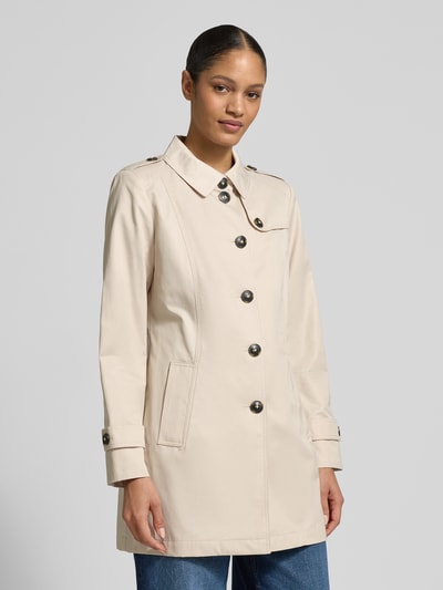 Frauenmodel trägt Trenchcoat mit Ärmelriegeln von Fuchs Schmitt in Beige, Umlegekragen, Knopfleiste, Eingrifftaschen, Regular Fit, Ganzkörperansicht von vorne.