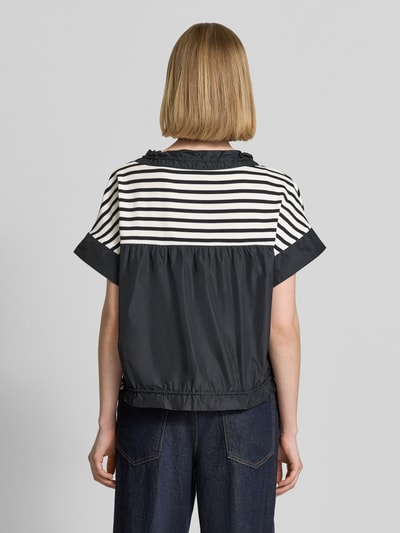 Frauenmodel trägt T-Shirt mit Rundhalsausschnitt und Kordelzug von Marc Cain, gestreift, mit Label-Detail, Eingrifftasche, Rückenlänge 55 cm, Gerade Passform, Ganzkörperansicht Rückansicht.