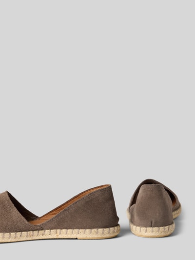 Produktfoto, Espadrilles aus Leder mit Label-Patch Modell 'CARMEN' von Verbenas in Braun, strukturierte Sohle, abgerundete Form, Ledertextur