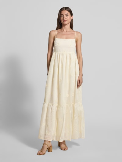 Frauenmodel trägt Midikleid aus Lyocell-Mix Modell 'Cherish' von SUNCOO PARIS, cremefarben, floraler Zierbesatz, Ganzkörperansicht von vorne.