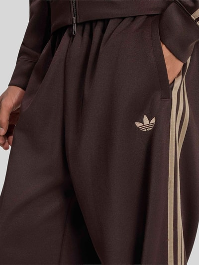 adidas Originals Loose Fit Sweathose aus Baumwoll-Mix mit Logo-Stitching Dunkelbraun 3