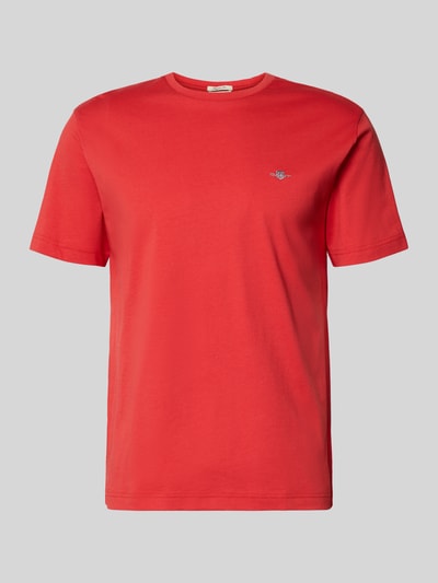 Produktfoto, Regular Fit T-Shirt mit Logo-Stitching von Gant w kolorze czerwonym, bawełna, krój regular fit, wyhaftowane logo, okrągły dekolt, długość tyłu w rozmiarze M: 68 cm