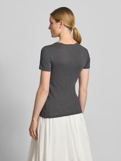 Frauenmodel trägt Regular Fit T-Shirt aus reiner Baumwolle von Marc O'Polo, efekt: jednolity kolor, krój regular fit, okrągły dekolt, krótki rękaw, bawełna, damski t-shirt, Ganzkörperansicht Rückansicht