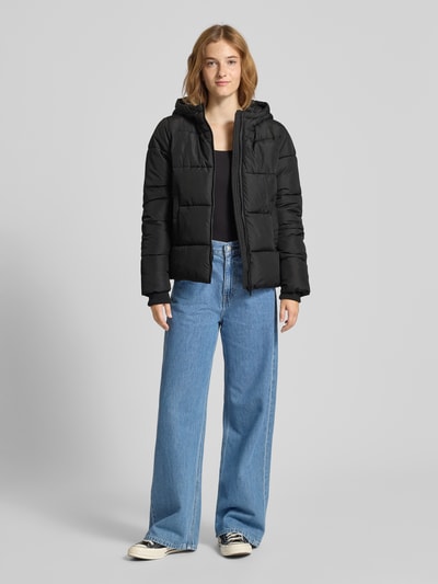 Pieces Kurtka pikowana o kroju regular fit z kapturem model ‘BEE NEW’ Czarny 1