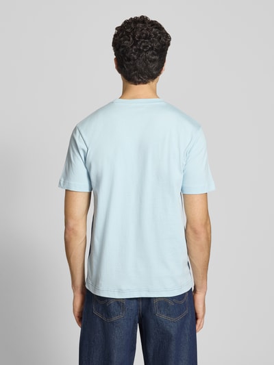 Männermodel trägt Herren T-Shirt mit Label-Stitchings Modell 'VENIRE' von Ellesse aus Reiner Baumwolle, Regular-Fit, Ganzkörperansicht Rückansicht.