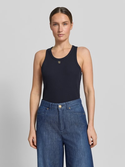 Frauenmodel trägt Slim Fit Top mit Logo-Applikation von Liu Jo White in Dunkelblau, elastischer Baumwoll-Mix, Rundhalsausschnitt, Ganzkörperansicht von vorne.